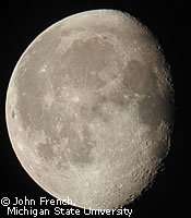 De futures bases d'exploitation sur la Lune ? Certains cratères des pôles de la Lune ne voient jamais la lumière du Soleil, ils pourraient contenir de la glace d'eau et d'autres molécules
