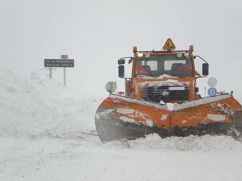 Avant tout salage curatif (après les chutes de neige), les routes subissent un raclage par un chasse-neige. © Titiloulou CC by-sa