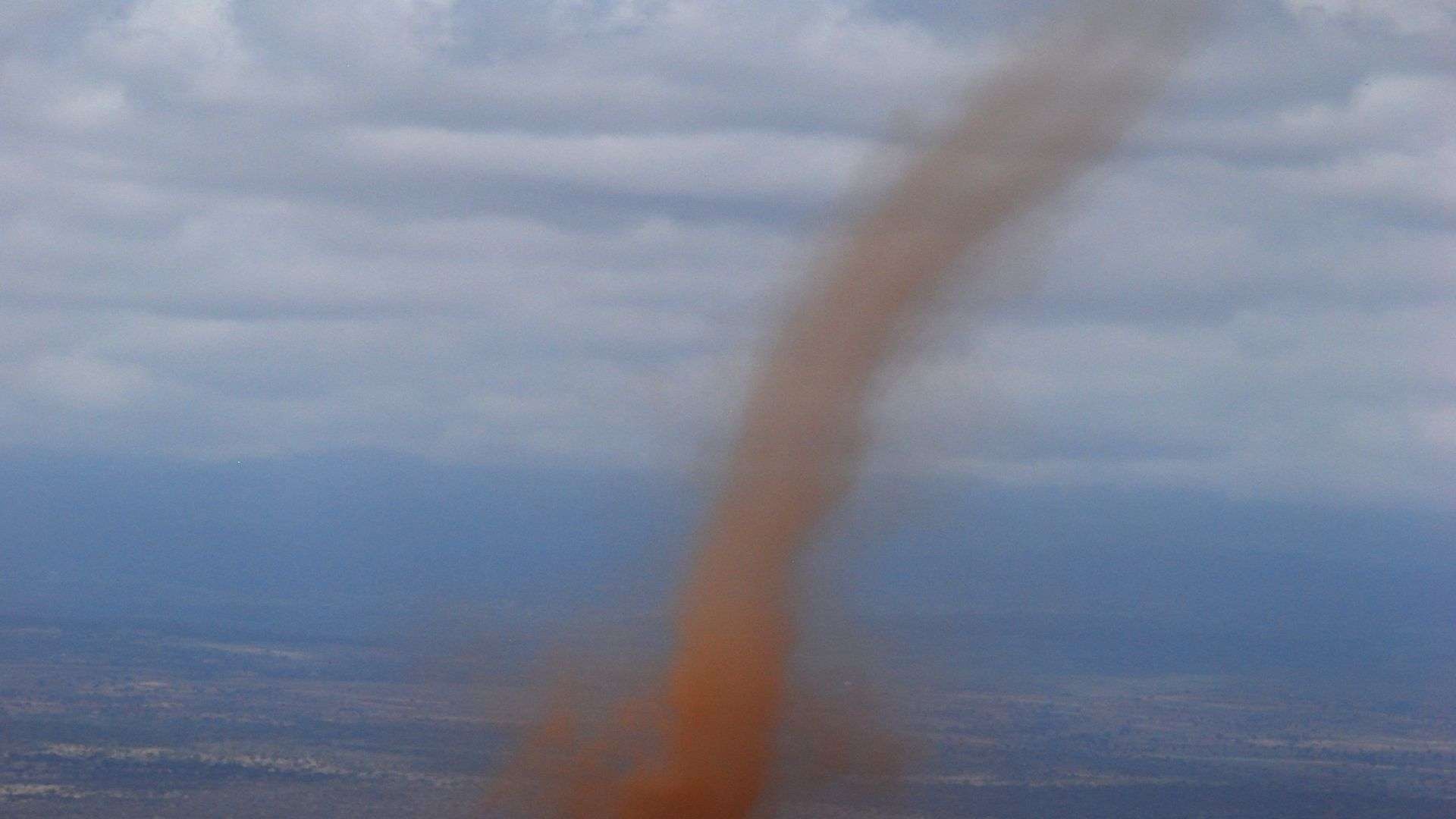 “Dust Devil Wreaks Havoc in New York’s Central Park in Rare Weather Phenomenon”