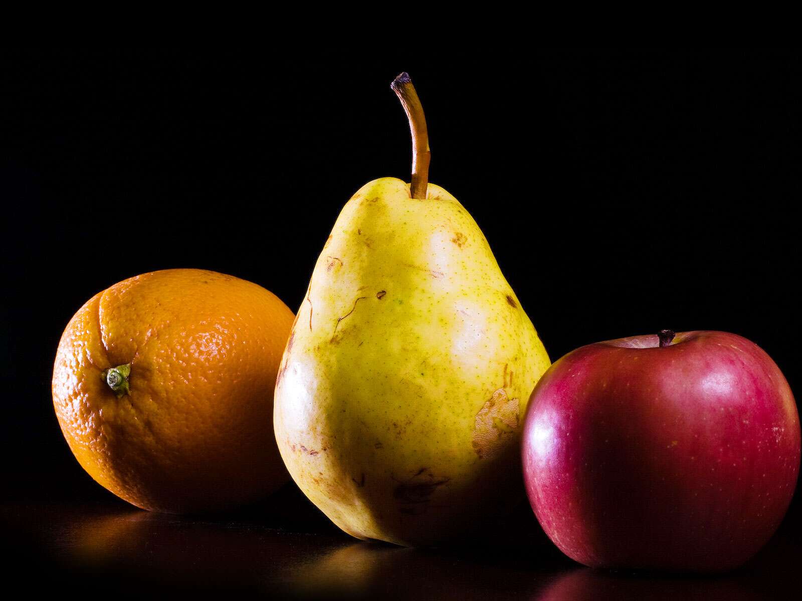 Оранжевое яблоко. Оранжевое яблоко. Сколько весит апельсин 1 шт. Задача три яблока и одна груша весят столько же сколько 10 персиков. Яблоко и апельсин вместе.