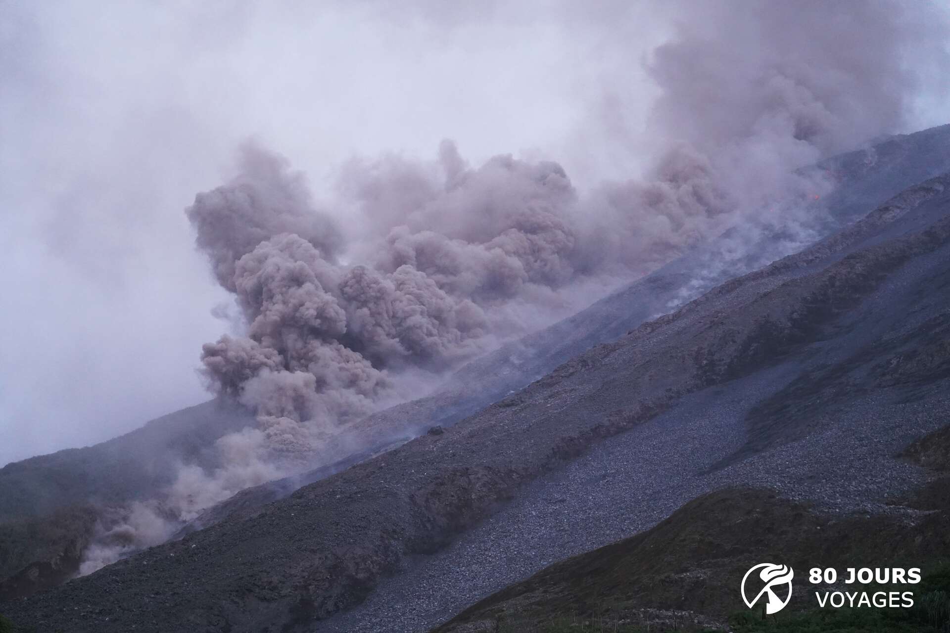 Vivre au pied d'un volcan en éruption en Indonésie