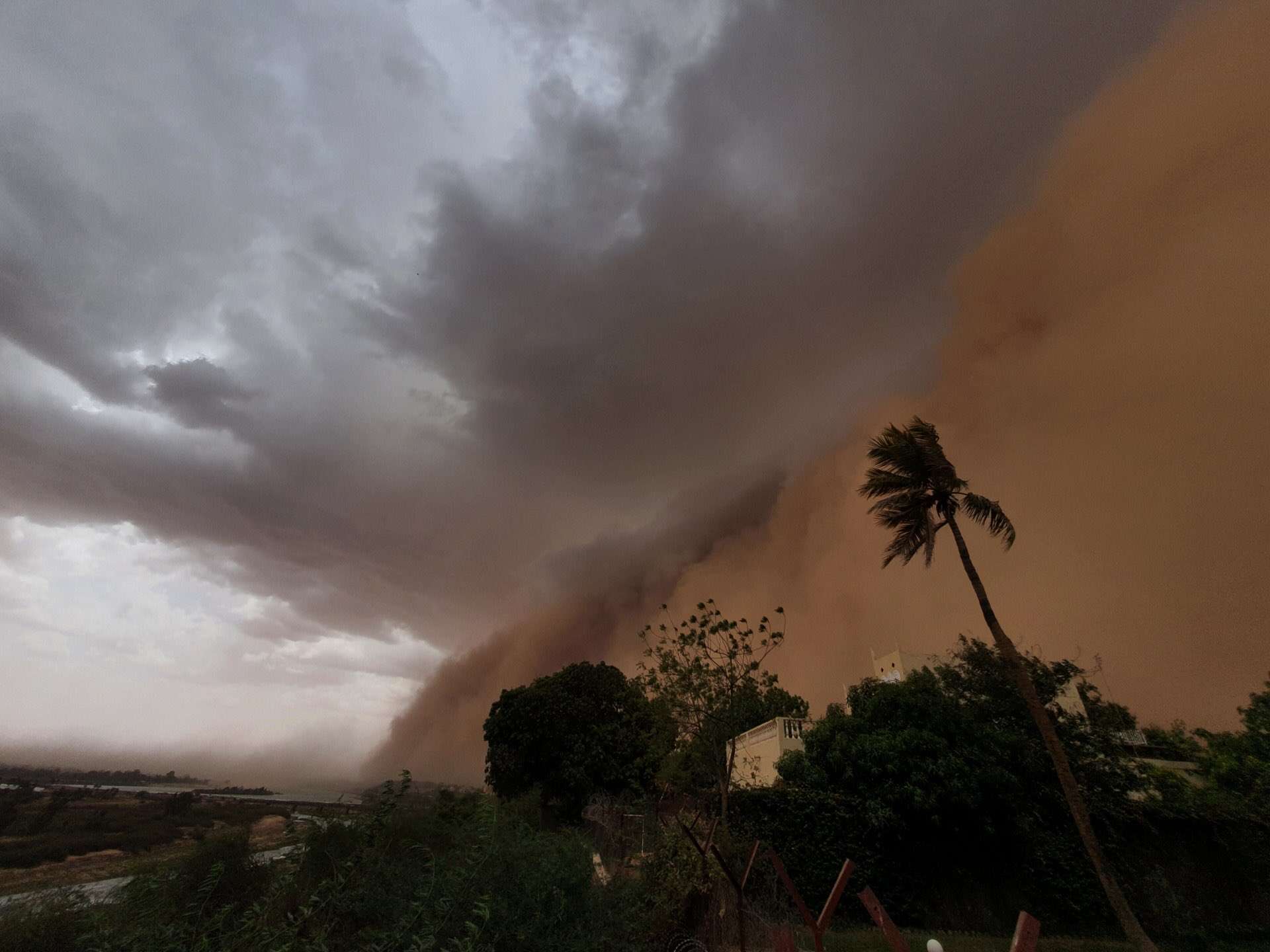 Breve En Video La Capitale Du Niger Balayee Par Un Impressionnant Mur De Sable