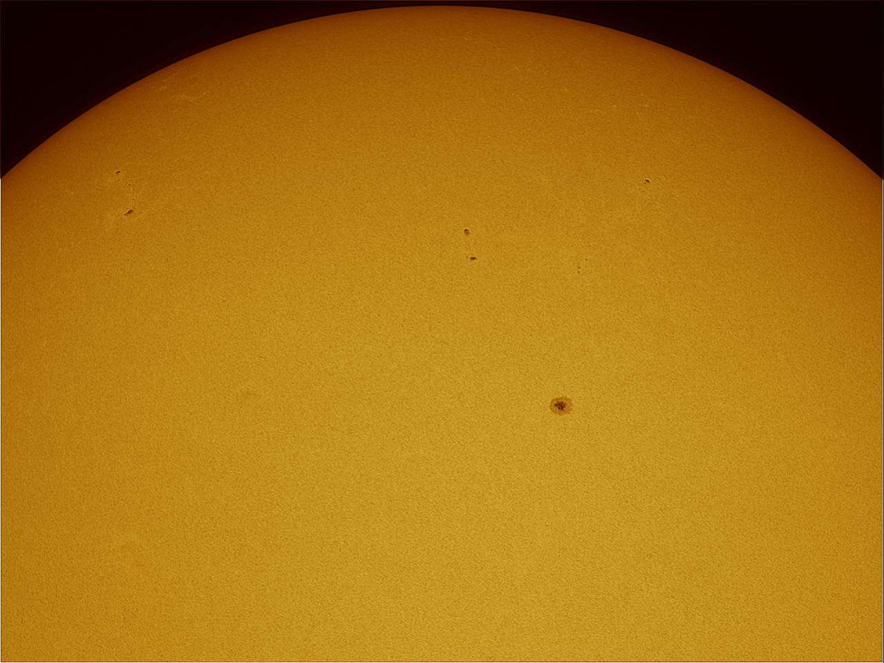 La surface solaire et ses taches photographiées le 15 juillet 2011. © A. Itic