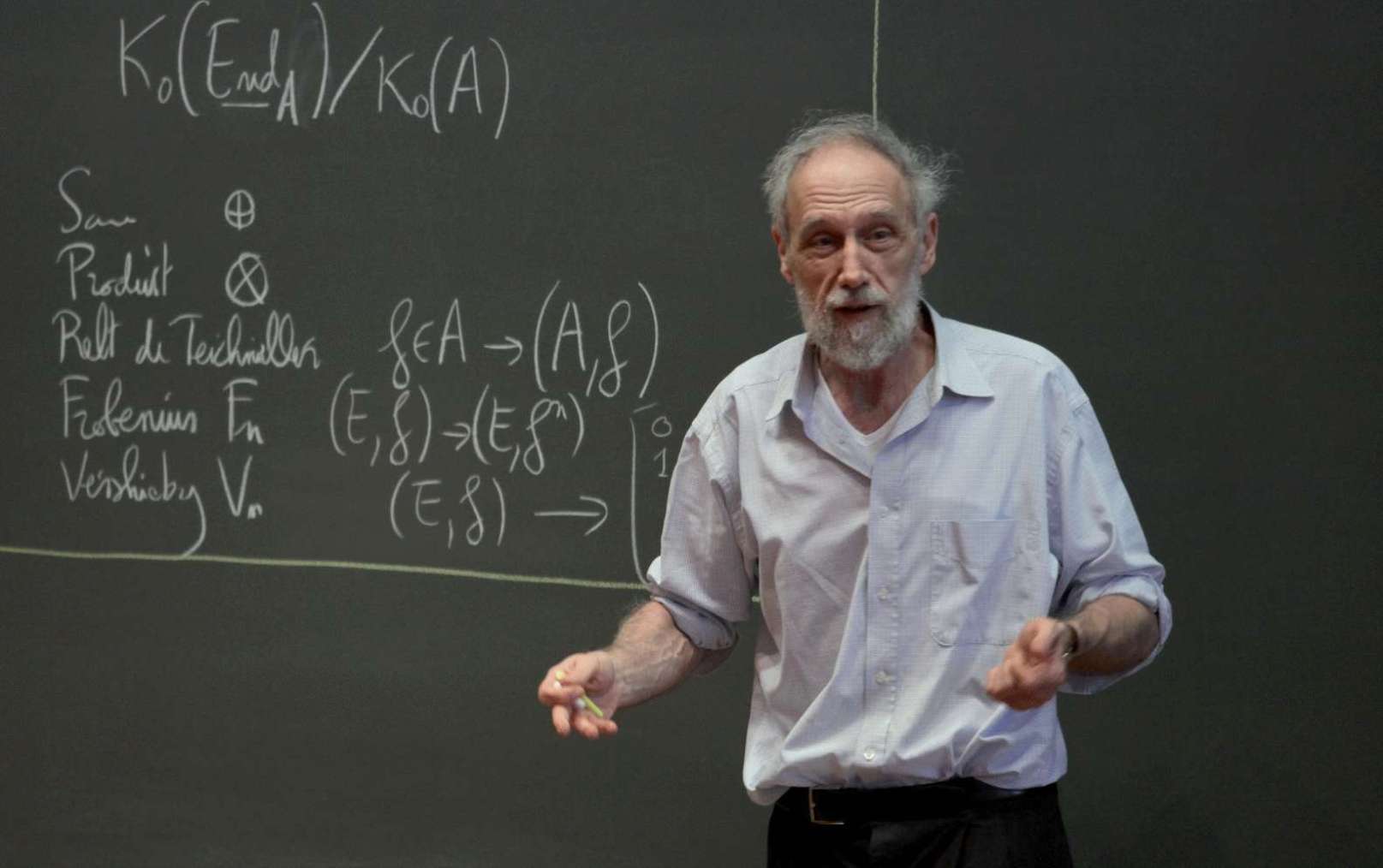 Photo of Estupenda entrevista a Alain Connes, explorador de los mundos cuántico y matemático tras los pasos de Heisenberg y Einstein