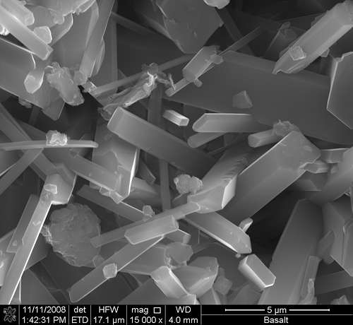 En laboratoire, des cristaux de calcite se développent rapidement sur du basalte exposé à du CO2. © Pacific Northwest National Laboratory
