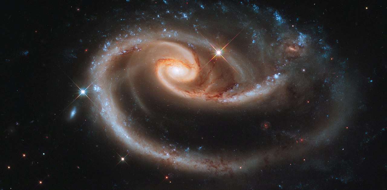Cette image montre l'un des membres d'une paire de galaxies en interaction baptisée Arp 273. Les forces de marée mutuelles des deux astres les déforment. © Nasa, Esa and the Hubble Heritage Team (STScI/AURA)