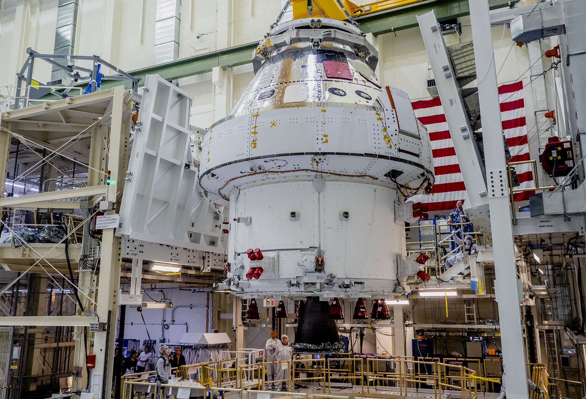 Assemblage terminé pour la capsule Orion et son module de service. Le véhicule qui sera utilisé pour transporter des astronautes sur la Lune est ici vu dans ses installations du Centre spatial Kennedy de la Nasa. © Nasa, Rad Sinyak