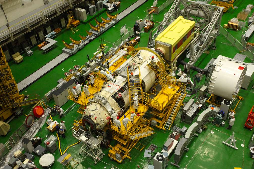 Installation du bras robotique européen ERA sur le module russe Nauka. © Roscosmos