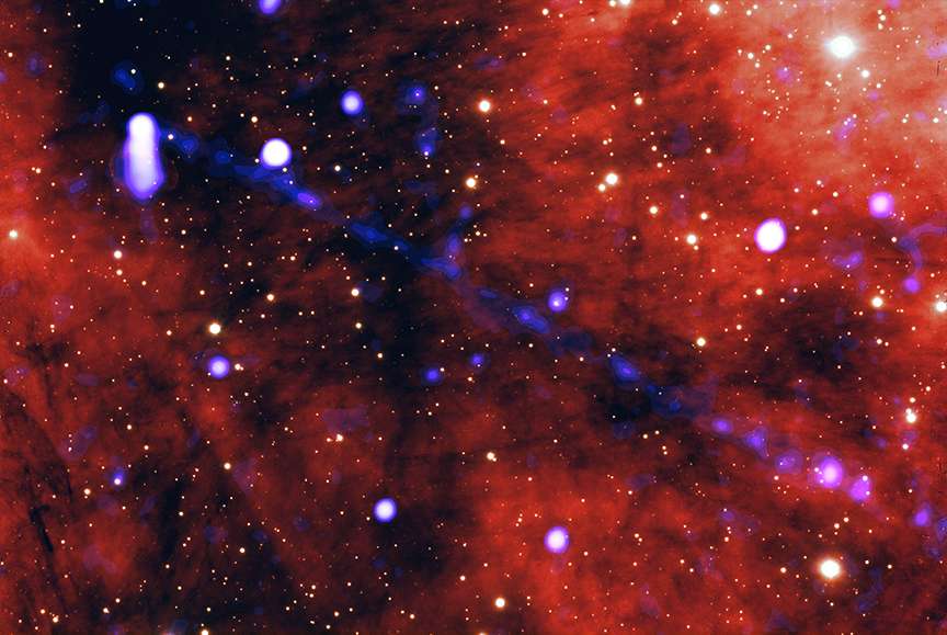 Une combinaison des images du jet de particules de J2030 en rayons X avec des images prises dans le visible sur Terre avec un des télescopes Gemini. © rayons X : Nasa, CXC, Stanford Univ., M. de Vries - Visible : NSF, Aura, Gemini Consortium
