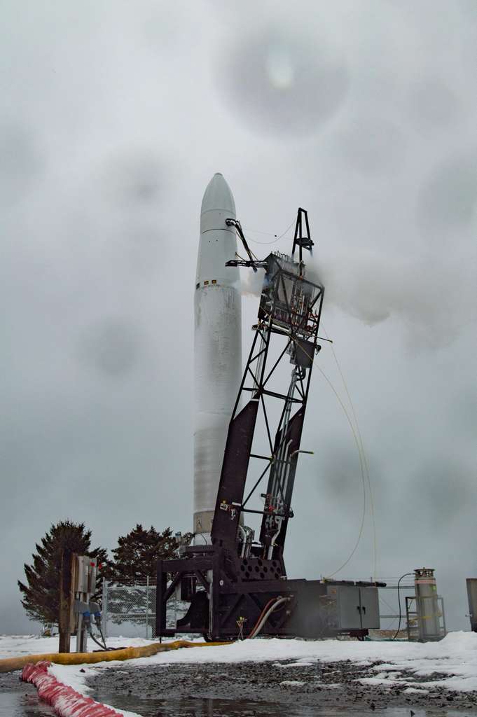 Le petit lanceur Rocket 3.0 d'Astra, installé sur son pas de tir de la base PSCA (Pacific Spaceport Complex – Alaska), située sur l’île de Kodiak. © Darpa, Astra