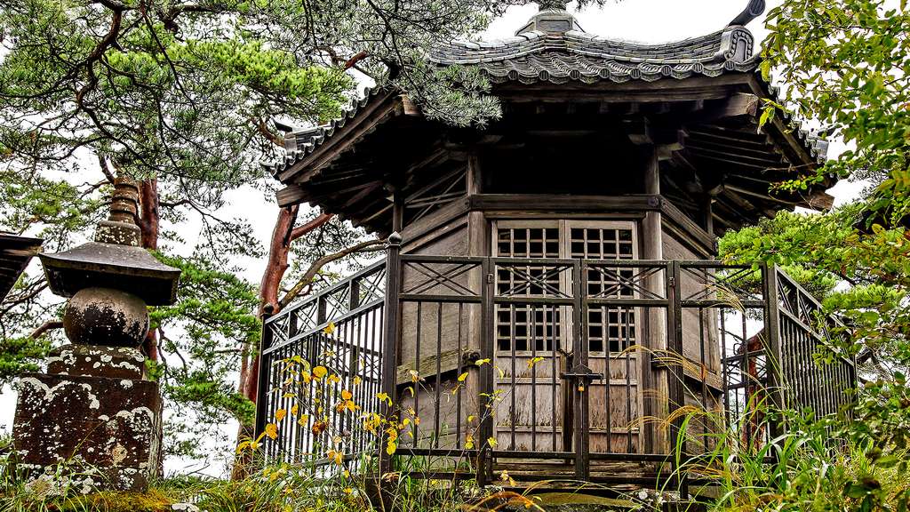 Un temple sur un îlot de la baie de Matsushima Un temple sur un îlot de la baie de Matsushima