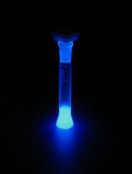 Du luminol mélangé à du sang et de l’eau oxygénée. © David Muelheims, Wikimedia, CC by-sa 2.5