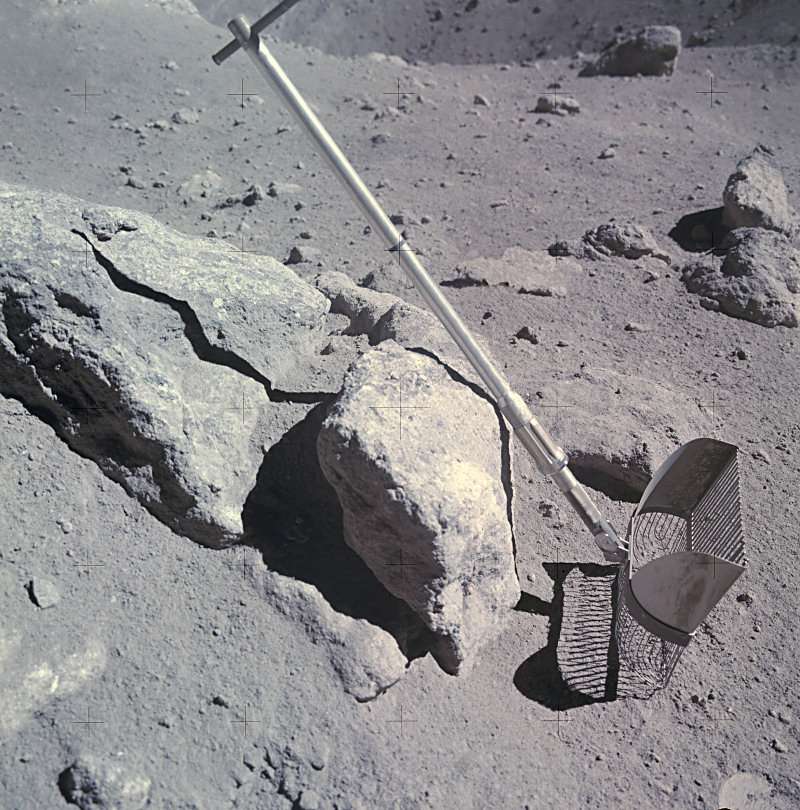 Le râteau posé sur une pierre (Apollo 16-EVA3-Station 11) Le râteau posé sur une pierre (Apollo 16-EVA3-Station 11)