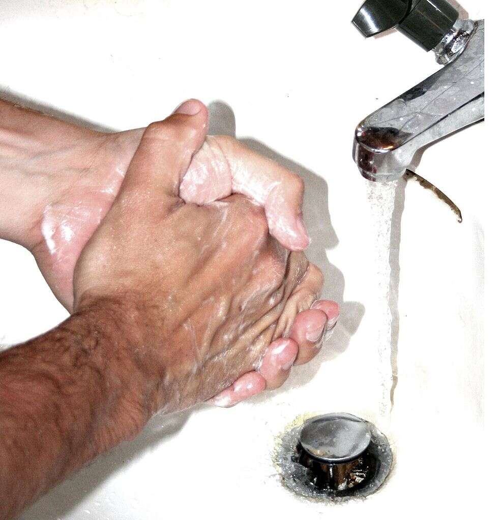 L'hygiène des mains est fondamentale pour limiter l'épidémie. C'est lorsque les mains sales amènent les pathogènes à la bouche que la gastroentérite s'attrape. © Lars Klintwall Malmqvist, Wikipédia, DP