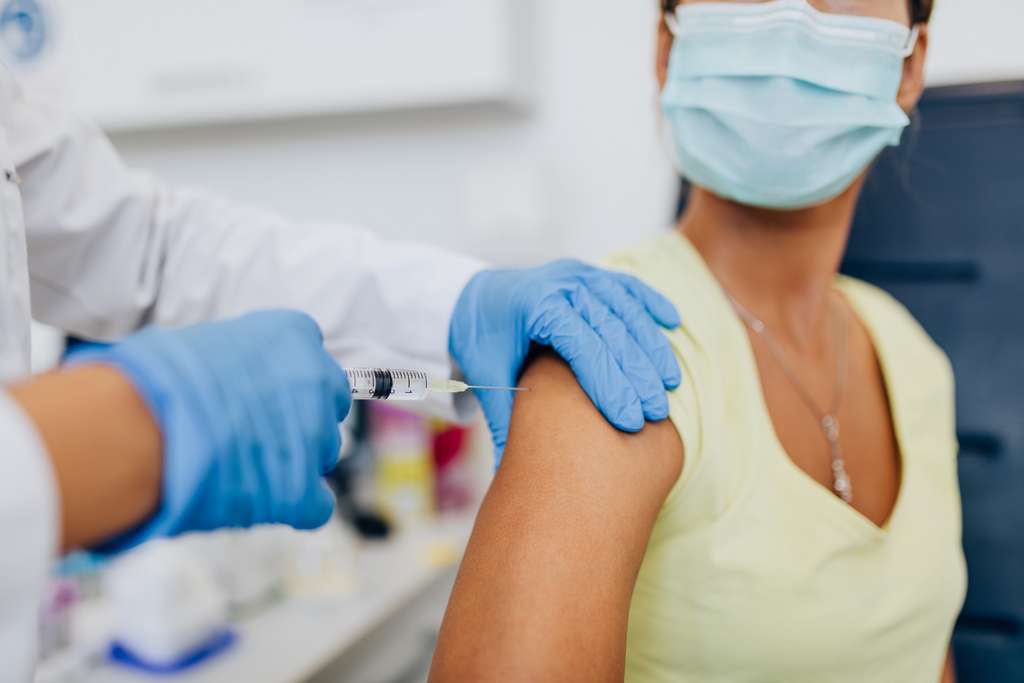  Un schéma vaccinal mixant une dose d'AstraZeneca suivie d'une dose de Pfizer génère une « meilleure réponse immunitaire ». © hedgehog94, Adobe Stock