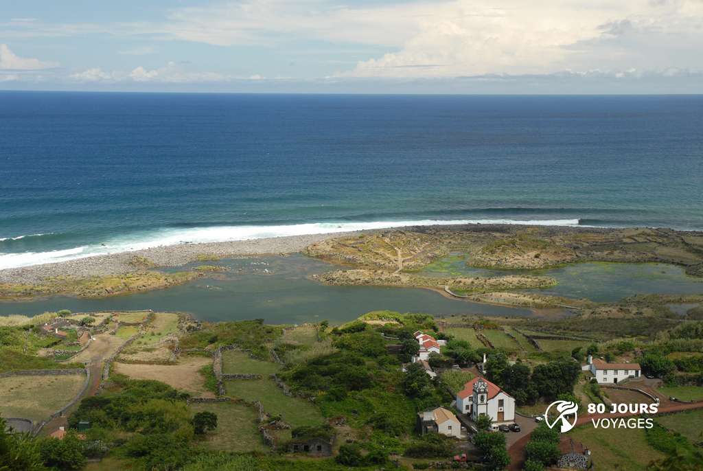 La fajã dos cubres, au nord de l'île de São Jorge, est une plateforme littorale construite par l'arrivée d'une coulée de lave dans l'océan. © 80 Jours Voyages, Sylvain Chermette