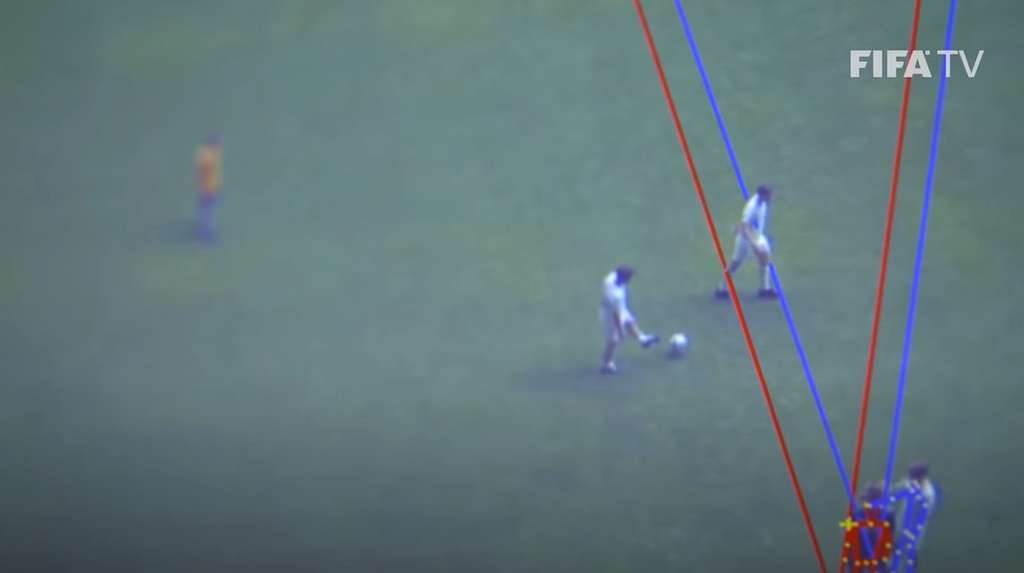 Les lignes apparaissent au moment où le ballon quitte les pieds du joueur. En bleu, les attaquants. En rouge, les défenseurs. © Fifa