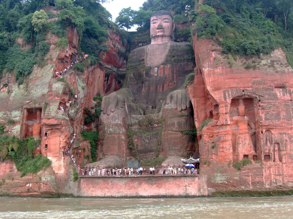 Le grand Bouddha de Leshan, bien plus grand qu'un leprechaun Le grand Bouddha de Leshan, bien plus grand qu'un leprechaun