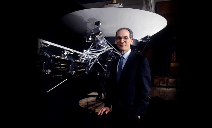 Edward C. Stone est professeur de physique à Caltech, chercheur en sciences spatiales, et ancien directeur au Jet Propulsion Laboratory de la Nasa. Il est toujours l’actuel directeur de la mission spatiale Voyager (depuis 1972). © Nasa