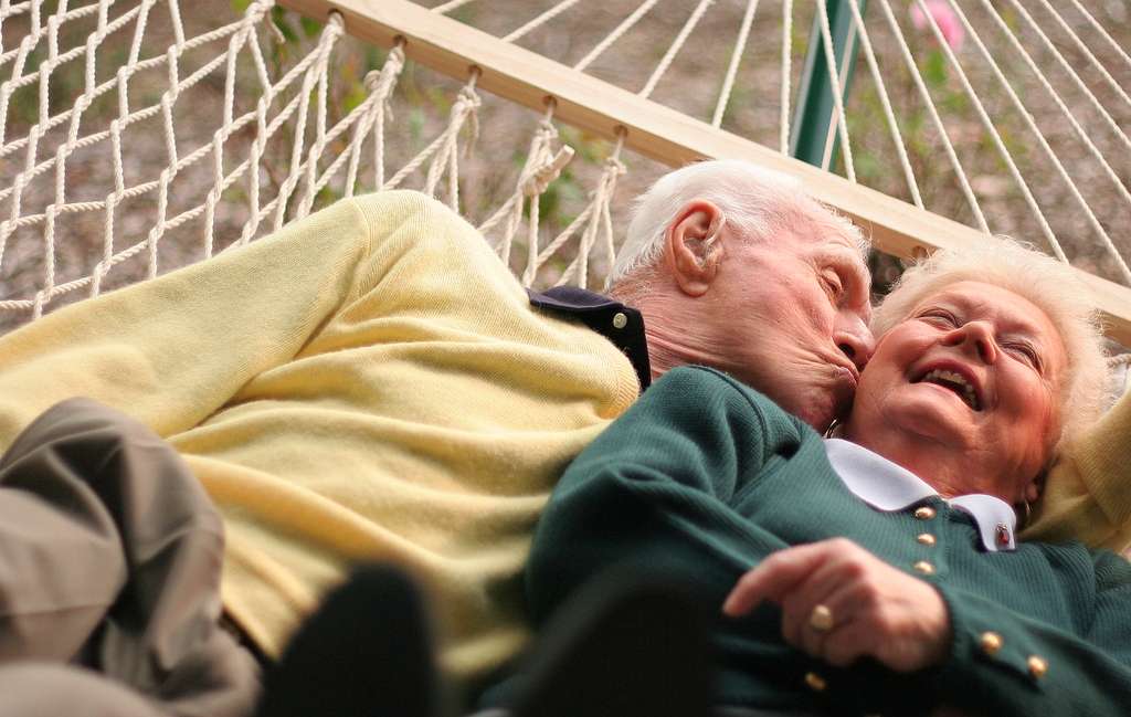 Les seniors amoureux n'arrivent plus à faire abstraction de la voix de leur conjoint. Probablement un mécanisme pour compenser la perte auditive liée à l'âge. © Adwriter, Flickr, cc by nc 2.0