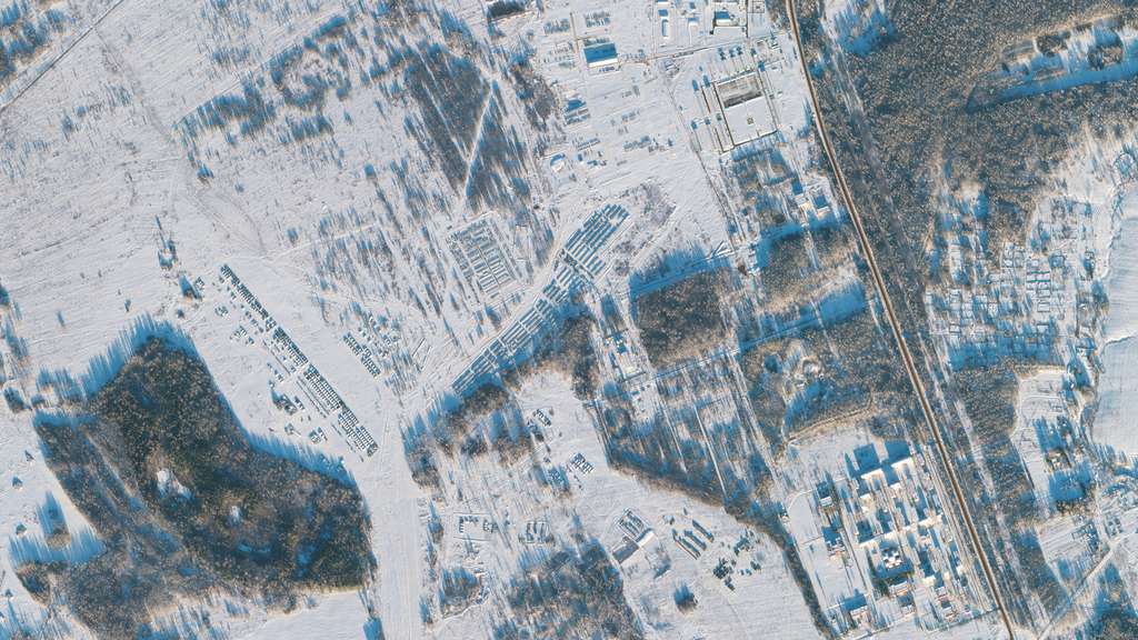 À Yelena, entre octobre et décembre, l'emprise des installations militaires russes s'est considérablement étendue. © 2022, Planet Labs Inc.