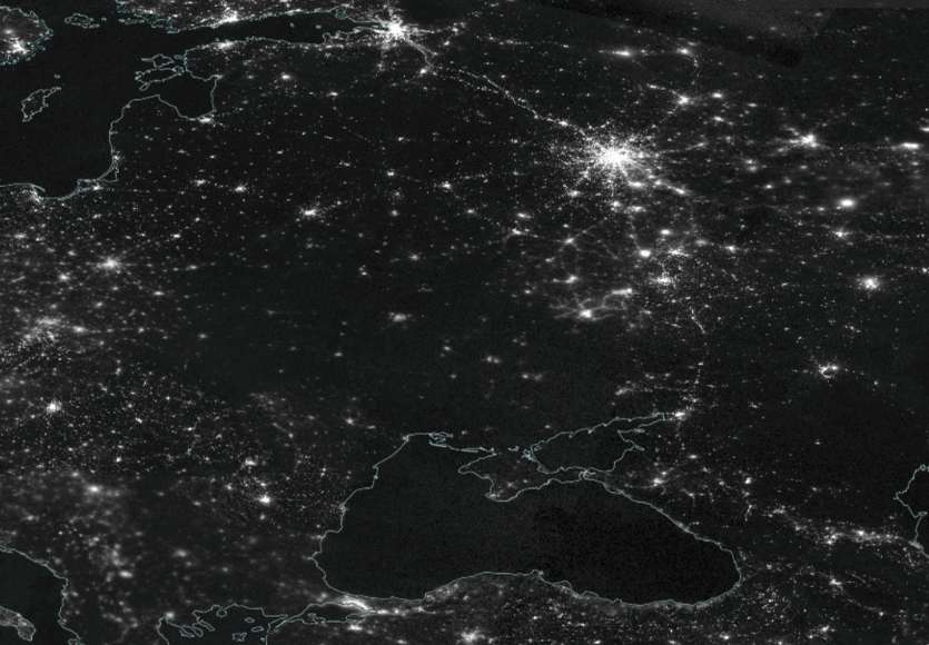 Là, l’Ukraine telle qu’elle apparaissait, de nuit, au satellite Suomi NPP un mois plus tard, le 6 mars 2022, après le début de l’invasion russe. © VIIRS, Suomi NPP 
