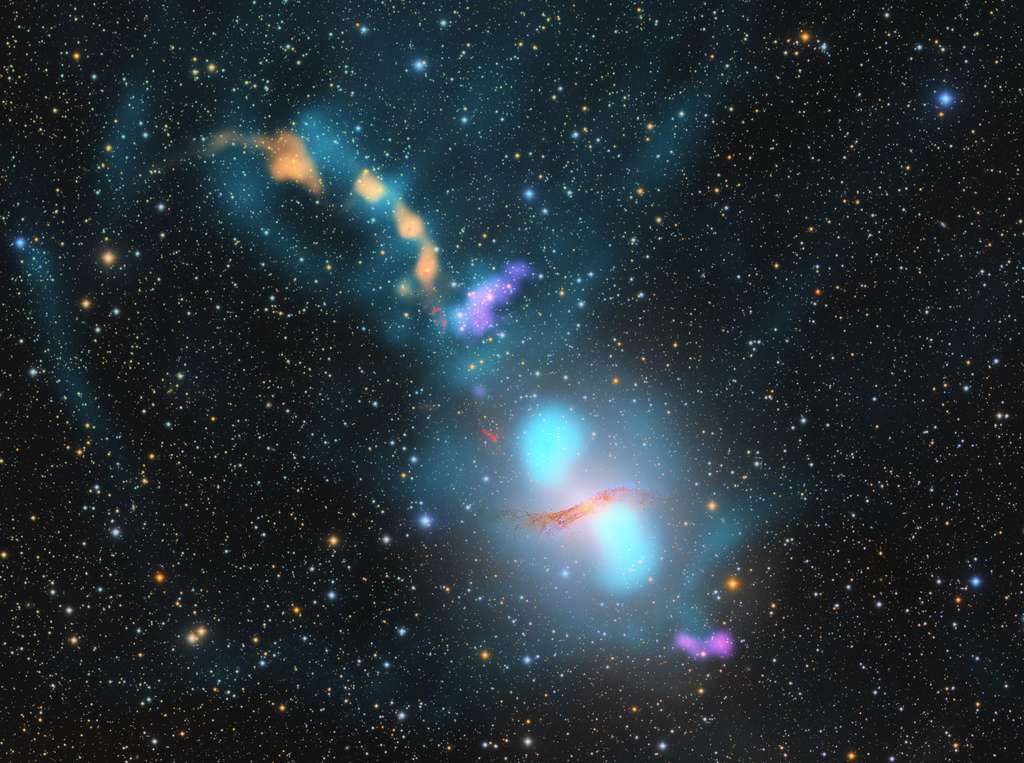 Cette image composite montre Centaurus A et l'espace intergalactique environnant à plusieurs longueurs d'onde différentes. Le plasma observé en radio est affiché en bleu et semble interagir avec le gaz chaud émettant des rayons X (orange) et l'hydrogène atomique neutre froid HI (violet). Des nuages ​​émettant dans le visible via la raie H-alpha (rouge) sont également affichés au-dessus de la partie principale de la galaxie dans le visible et qui se situe entre les deux taches radio les plus brillantes. L'« arrière-plan » est aux longueurs d'onde visibles, montrant les étoiles de notre propre Voie lactée qui sont en fait au premier plan. © Connor Matherne, Louisiana State University (visible/H-alpha), Kraft et al. (rayons X), Struve et al. (HI), Ben McKinley, ICRAR / Curtin. (Radio)