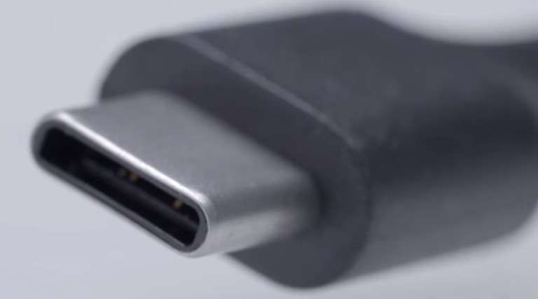 À l’instar du nouveau MacBook Air d’Apple, le Chromebook Pixel adopte le nouveau standard USB type C. Ce connecteur dont la taille est semblable au micro USB type A, a la particularité d’être réversible et compatible à la fois USB 3.1, USB Power Delivery et DisplayPort. © Google