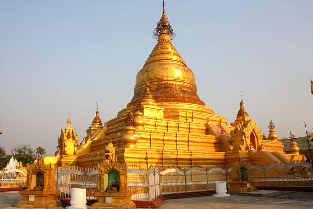 La pagode Kuthodaw et ses 729 stèles en marbre La pagode Kuthodaw et ses 729 stèles en marbre