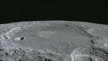 Cliquer pour agrandir. Situé sur la face cachée de la Lune, le grand cratère Leibnitz 245 km de diamètre. En bas sur le bord à droite de l'image, le cratère Finsen (72 km). Sur le côté droit au milieu, le cratère Davisson (87 km). Crédit : Jaxa-NHK