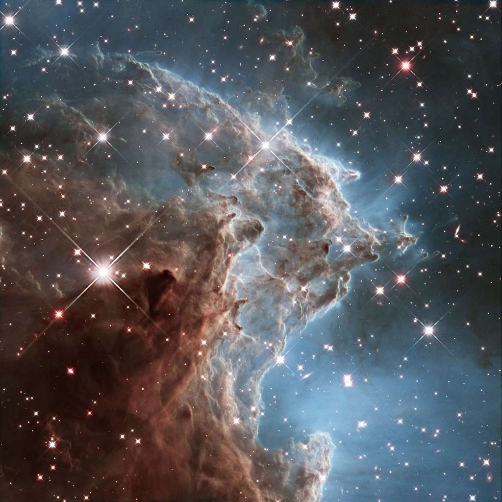 Détail de la région HII de NGC 2714, surnommée la nébuleuse de la Tête de singe. Imagé dans l’infrarouge par la caméra WFC3, le nuage de gaz distant de 6.400 années-lumière est érodé par les vents violents des étoiles les plus jeunes et chaudes, nées voici quelques millions d’années. © Nasa, Esa, Hubble Heritage (STScI, Aura)