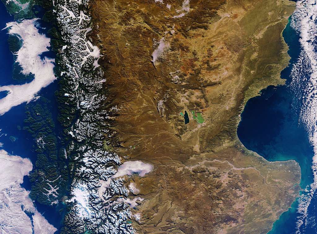 Pointe australe de l'Amérique du Sud le 3 juin 2011 par la caméra Meris du satellite Envisat. La cordillère de Patagonie se voit à droite, recouverte de neige et de glace. © European Space Agency