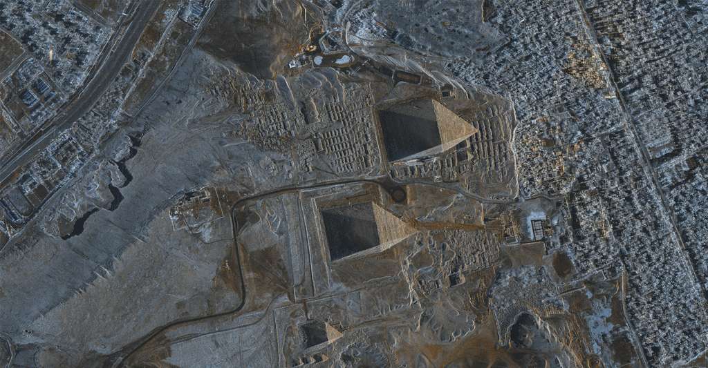 Le plateau de Gizeh, en Égypte, et les trois grandes pyramides : Khéops, Khéphren et Mykérinos. Cosmo-SkyMed Second Generation. © ASI. Image traitée et distribuée par e-GEOS