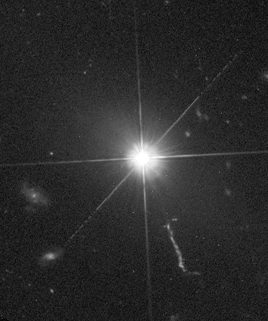 L'Advanced Camera for Surveys (ACS) du télescope spatial Hubble a fourni la vue la plus claire à ce jour en lumière visible du quasar 3C 273. Son jet est bien visible en bas à droite. Les structures radiales sont, quant à elles, un effet d'optique de la nature ondulatoire de la lumière dans un télescope. © Nasa/ESA et J. Bahcall (IAS)