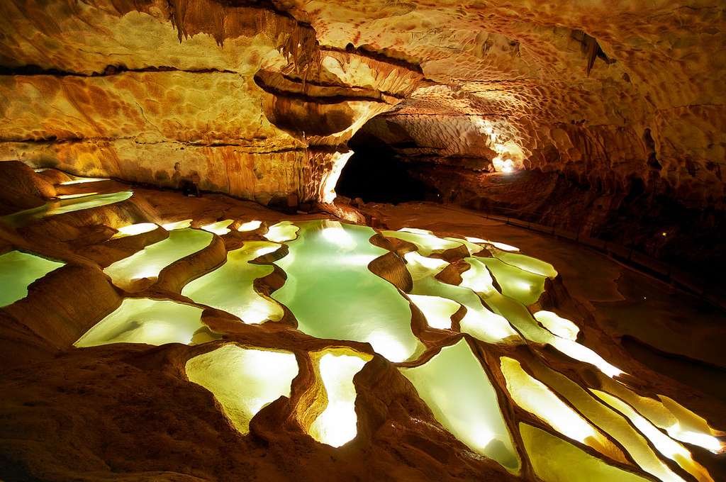 La grotte de Saint-Marcel et sa cascade de gours, en Ardèche La grotte de Saint-Marcel et sa cascade de gours, en Ardèche