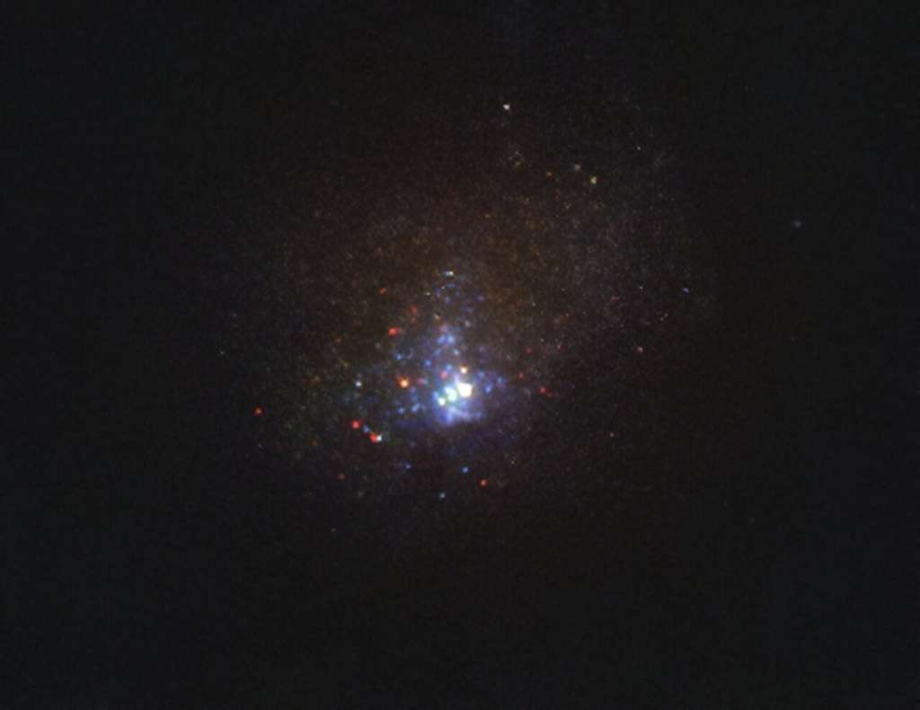 Cette image de la galaxie naine de Kinman, référencée PHL 293B, a été acquise en 2011 par la caméra champ large 3 du Télescope Spatial Hubble du consortium Nasa/ESA, soit avant que l’étoile massive ne disparaisse. Située à quelque 75 millions d’années-lumière, cette galaxie est bien trop distante pour permettre aux astronomes de résoudre chacune des étoiles qui la composent. Toutefois, des observations menées entre 2001 et 2011 ont révélé les signatures d’une étoile massive. Ces signatures sont absentes des données récentes. © Nasa, ESA/Hubble, J. Andrews (U. Arizona)
