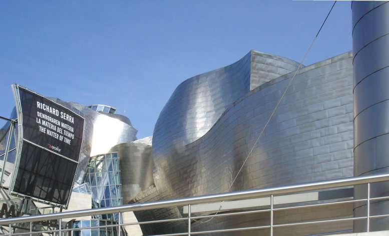 Vue proche de l'entrée du musée Guggenheim de Bilbao Vue proche de l'entrée du musée Guggenheim de Bilbao