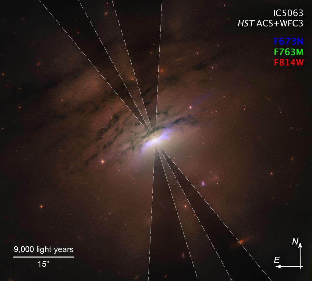 Sur ce schéma, les rayons crépusculaires, en l'occurrence, les ombres du tore et du disque d'accrétion de IC 5063 sont plus claires et les distances en années-lumière (light-years) donnent l'échelle.© Nasa, ESA, STScI and W.P. Maksym (CfA). Peter Maksym s’est spécialisé dans l’étude des trous noirs supermassifs en utilisant une large plage de longueurs d’onde, des rayons X aux ondes radio. Intrigué, il a donc avec ses collègues entrepris d’explorer les données prises dans l’infrarouge proche collectées avec Hubble en mars et novembre 2019.