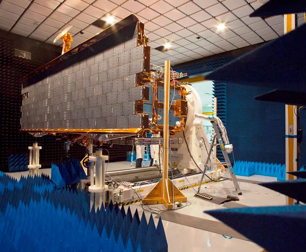 Cosmos-SkyMed de deuxième génération pour des essais d’émission et réception de son radar. © Thales Alenia Space