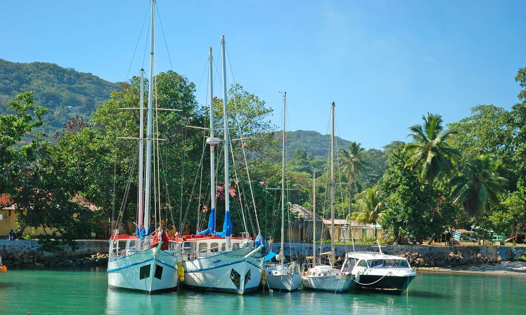 Bateaux dans le port de La Digue Bateaux dans le port de La Digue