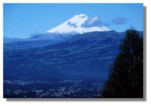 Volcan Cotopaxi vu de Quito en Equateur (environ 6000 m). Ce volcan est actuellement au repos mais a eu de nombreuses éruptions rendues fort dangereuses par la fusion partielle de la calotte glacière sommitale et les coulées boueuses qui en découlent. © IRD/Michel Monzier