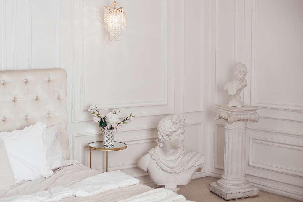  La chambre est un espace personnel où tous les goûts sont permis, comme y intégrer sculptures et œuvres d’art, luminaires design et originaux. © Galina, Adobe Stock