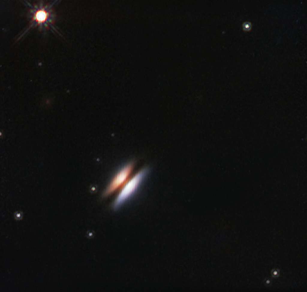 Gros plan sur le disque de gaz et de poussière qui entoure l’étoile 2MASS J16281370-2431391 et ressemble à une soucoupe volante. Image acquise dans l’infrarouge par Hubble. © Eso, Nasa, Esa
