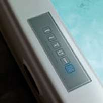 Les commandes sont intuitives et intégrées à la baignoire balnéo. © Jacuzzi®