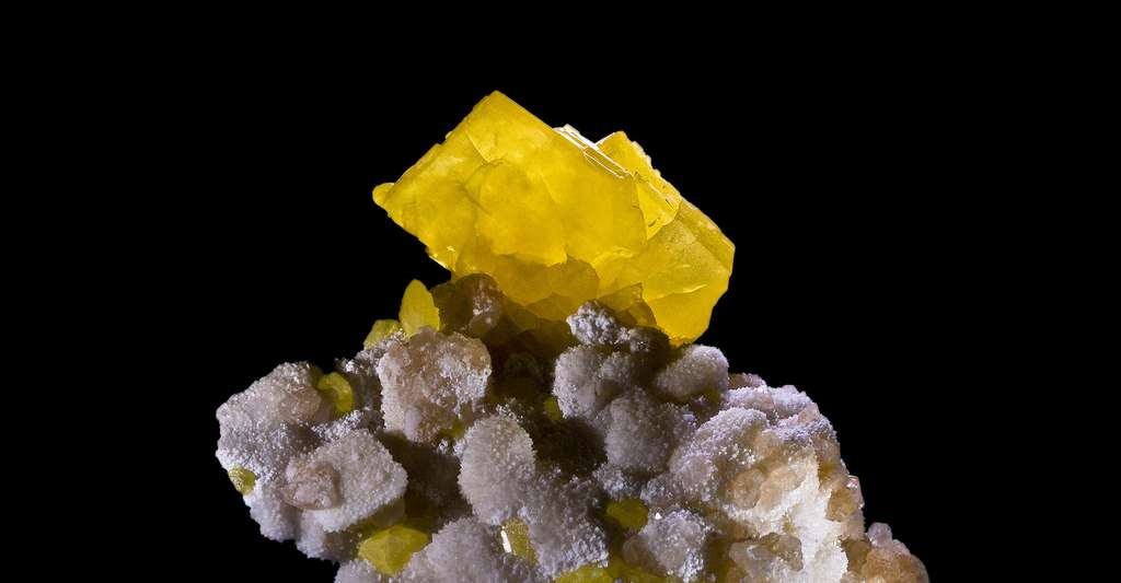 Soufre - aragonite et célestine. © Didier Descouens, Wikimedia commons, CC by-sa 4.0