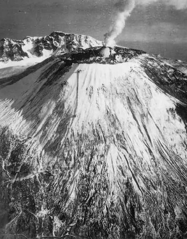  Le sommet du Vésuve en février 1944, avec un petit cône éruptif qui dépasse d'un cratère presque totalement rempli. © d'après Giuseppe Imbò (1949)