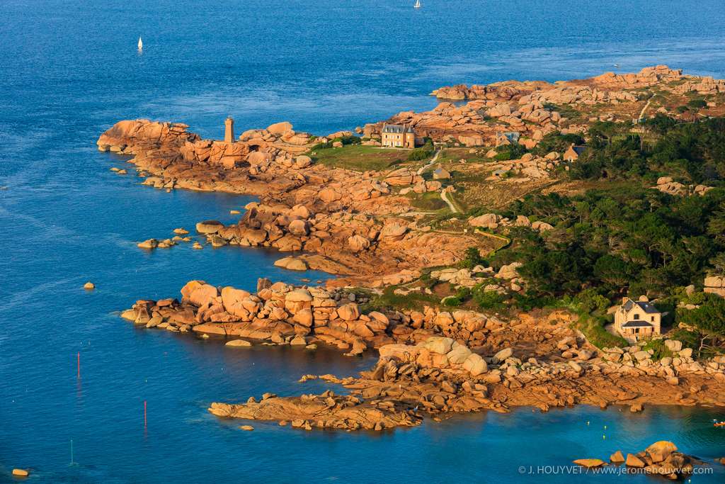 Mean Ruz, le phare de Ploumanac’h, un phare de pierre et de feu Mean Ruz, le phare de Ploumanac’h, un phare de pierre et de feu
