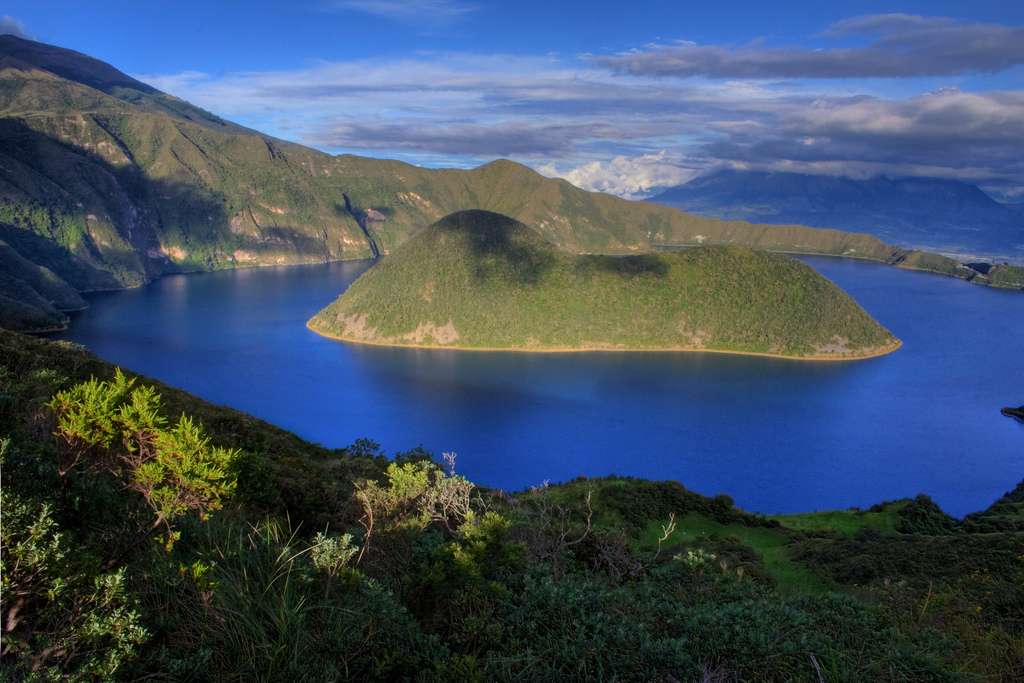 La lagune de Cuicocha, formée dans une caldera La lagune de Cuicocha, formée dans une caldera