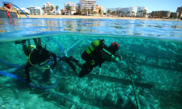 Les plongeurs explorent l'épave qui se situe à deux mètres seulement sous la surface. © Jose A Moya/Arqueomallornauta - Consell de Mallorca, Universitat de Barcelona, Universidad de Cádiz, Universitat de les Illes Balears