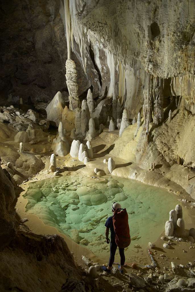 La grotte de Lechuguilla est l'une des plus longues du monde, avec 210 kilomètres de galeries, pour une profondeur de 489 mètres. Dotée de particularités géologiques, elle est aussi considérée comme l'une des plus belles grottes du monde. On considère qu'il faut 10.000 ans à l'eau qui s'infiltre pour atteindre certains endroits. Ce sont dans ces mêmes lieux, non pollués par l'Homme, que les bactéries ont été récoltées. © McMaster University